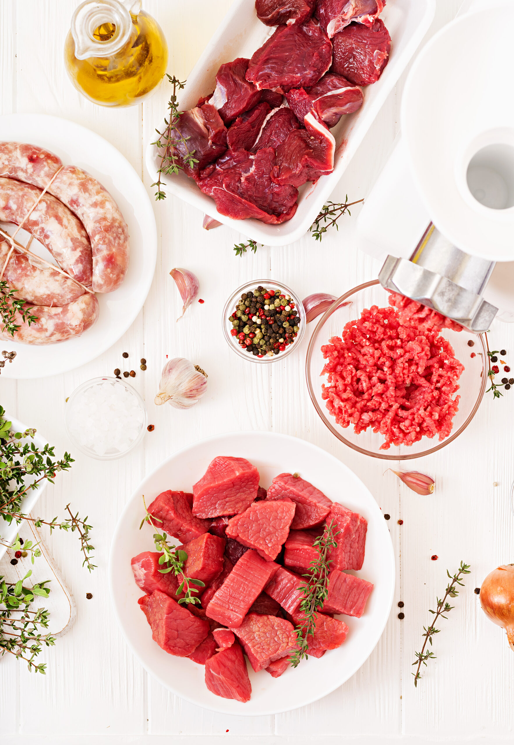 gehacktes-rohes-fleisch-der-prozess-der-zubereitung-von-hackfleisch-mittels-eines-fleischwolfs-hausgemachte-wurst-rinderhack-draufsicht